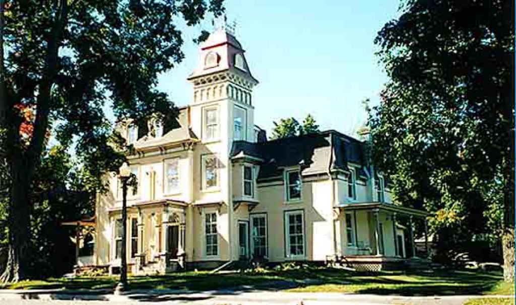 Absolute 1000 Islands Monthly Suites Gananoque Eksteriør bilde