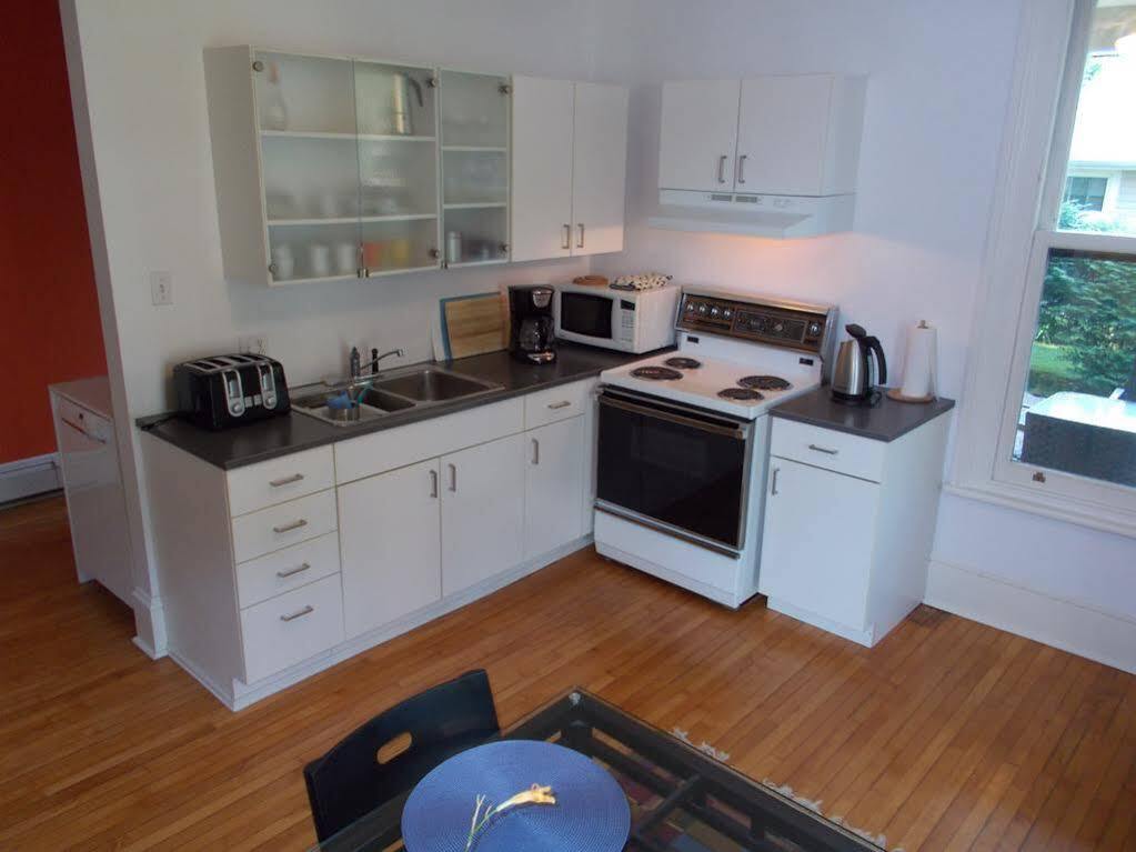 Absolute 1000 Islands Monthly Suites Gananoque Eksteriør bilde